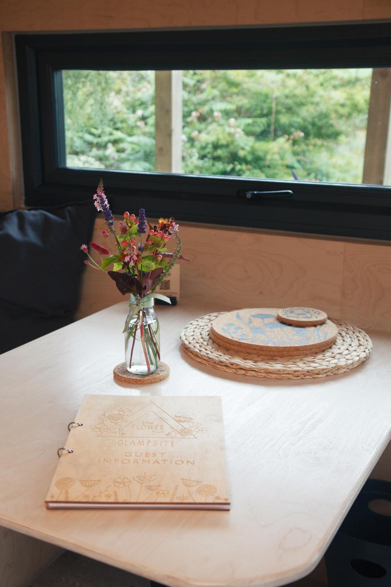 Luxury Glamping Cabin With Outdoor Bath On Cornish Flower Farm Truro Luaran gambar
